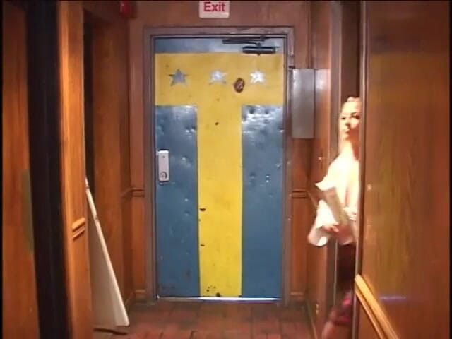 Hot Sex Party: Zwei college-studentinnen lutschen beide denselben schwanz gleichzeitig