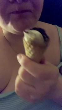 Permintaan penggemar bbwbootyful menjilati es krim