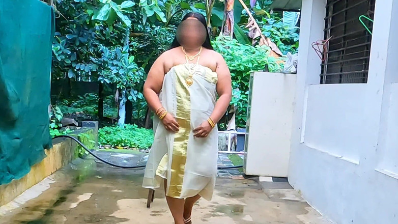 Anne Ipe: Mallu รุ่นแม่น่าเย็ดเซ็กซี่ตูดใหญ่ในชุด Loincloth และ Bodice แบบดั้งเดิม เผยให้ชมในหุ่นเซ็กซี่เอาท์ดอร์