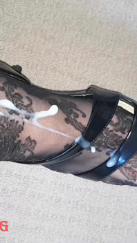 Dani mostrando piernas sexy en pantimedias estatuadas