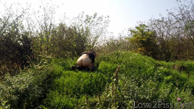 Love 2 Piss: Писаю в банку, писаю на дождевую шубу и на вершину холма - подборка