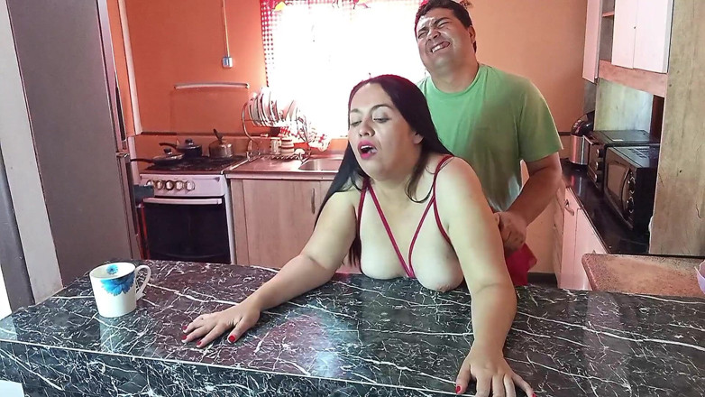BBW Kelly Mom: 私のホットな継母がキッチンで貪り込まれる - レアは立ってセックスした