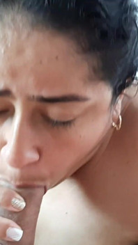 Kakak tiri pantat besar mengisap penis saya
