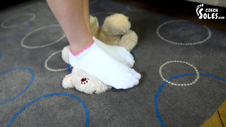 Czech Soles - foot fetish content: L'orsacchiotto viene calpestato da una folle megan!