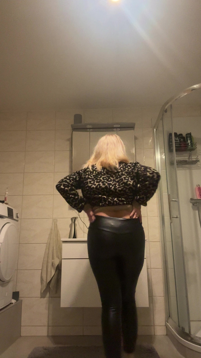 LarisaCum: 브랜든을 위한 이 영상을 확인해 보세요! 나는 완전히 벌거벗은 상태에서 샤워하면서 내 몸을 만지고 있어! 저는 정말 많이 스쿼트해요!