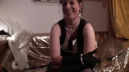 Femdom Austria: Ses gants sexy t'exhibent