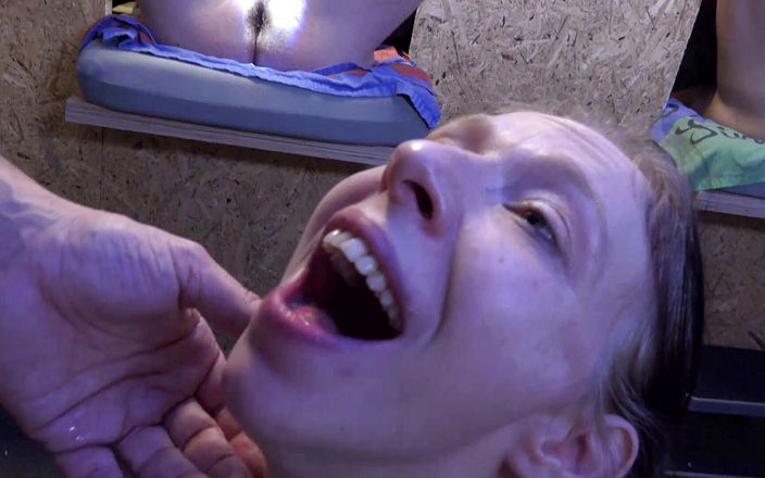 Porno Cloud: Milf amy nimmt alles aus dem gloryhole.