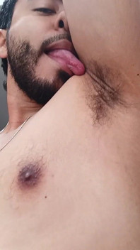 Mostrando parti del mio corpo in primo piano