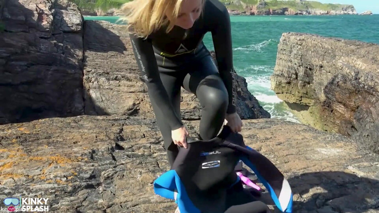 UKCuteGirl Lucy Lauren: Triple Wetsuit Fetish Cu vibrator, joc cu spermă în neopren complet