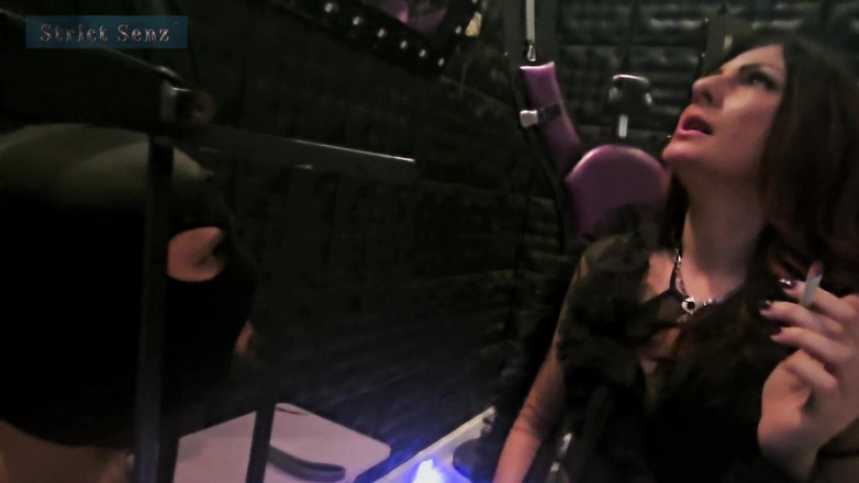 Strict Senz: Lady Zara我的笼子里的人烟灰缸我的人体家具我的吐痰我的靴子