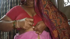 Quand ma femme m’a rapproché en sari pour la première fois, puis je lui ai attrapé les tétons et regardé sa chatte pulpeuse et c’était dément