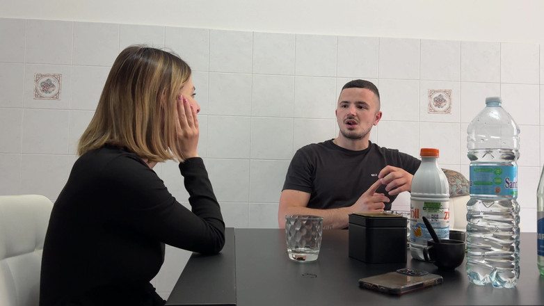 Tommy e Annika: Ninfomaníaca loira não tem gorjeta para dar ao mensageiro que...