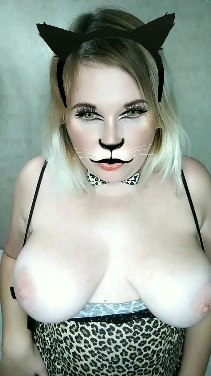 Whitekitten: Gordita MILF En Traje De Gato Tetona