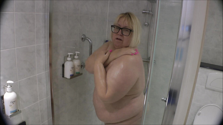 Lexie Cummings: Lexie lagi bersih-bersih di kamar mandi