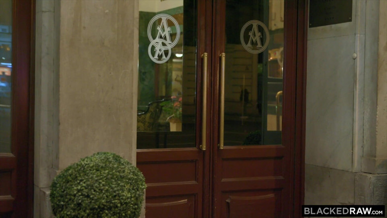 Blackedraw: Blackedraw Pokojová služba dodává velké černé péro hladové blondýně Isabelle