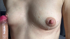 LolaLola: Masturbare pe țâțe mici acoperite de spermă cu sfârcuri tari