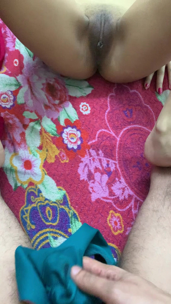 Riya mickey: Em Họ Dễ Thương Của Tôi Ăn Con Cu Đen Của Tôi...