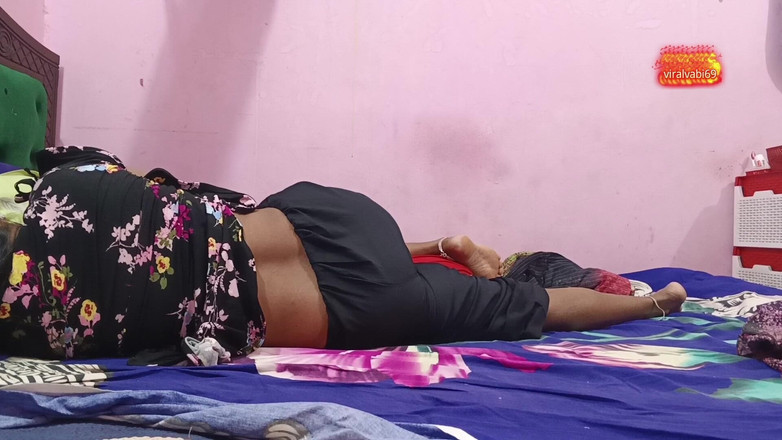 deshivairalvabi: Baldızımı sakinleştiriyorum. Baldızım kucak yastığıyla sikişiyormuş. Net Ses