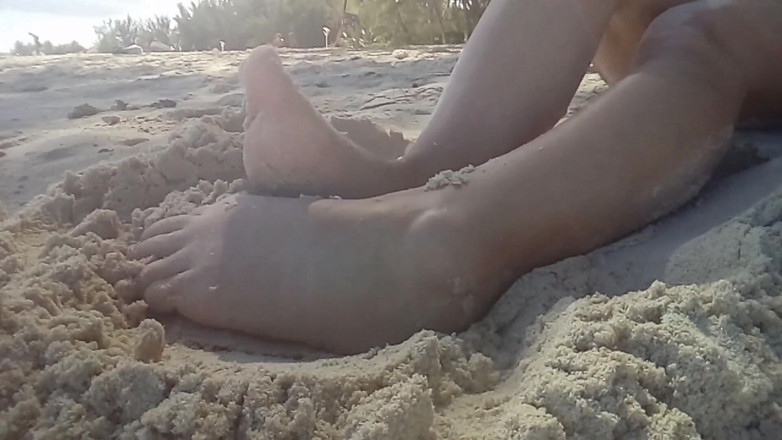 Dream Factory: Foot fetish on the beach