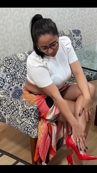 Dewi Kiffa memakai stiletto merah barunya