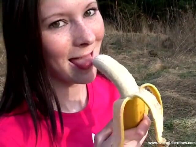Young Libertines: Picnic sexual cu banană și pulă