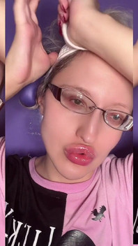 Bombea un plug pout bimbo transformación para lip Obsession Clip por Findom Goaldigger