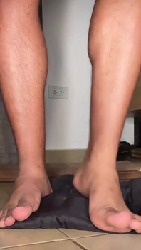 Inclinate Para Adorar Mis Pies Maricon! Humillacion En Espanol