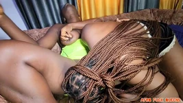 キュウリで感じ合って遊ぶふしだらなアフリカの女の子2人