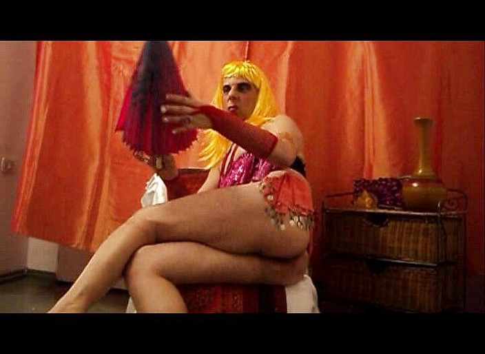 Dildo Man and Cross Hard Sex: Mycket klädd i orientalisk jag visar min underbara röv INGET...