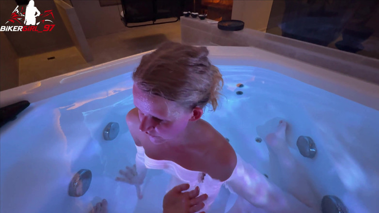 Bikergirl_97: Geiler mạo hiểm thổi kèn im spa! Bắn tinh lên...