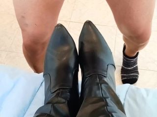 Ferreira studios: Posando minhas botas de couro para um feticista