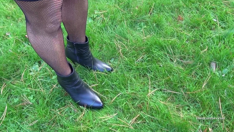 Hard Euro sex: Harde ruige seks met een bril met roodharige bril