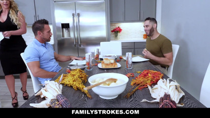 Family Strokes: Армійський хлопець ділиться пиздою мачухи на День подяки