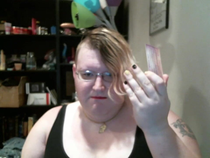 Roxxie rae page: Wyvernsvault desempacando