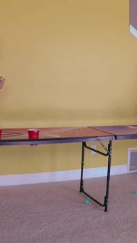 Jeden odvážný strip air pong pohyb má divoký výstřik protihráče