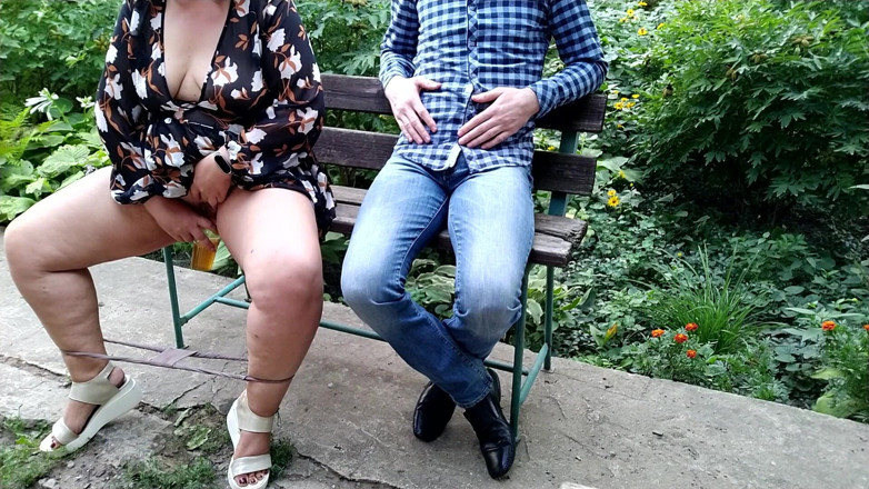 OurFetishLife: Sexy s nádhernými nohami chčije do sklenice a dává ji...