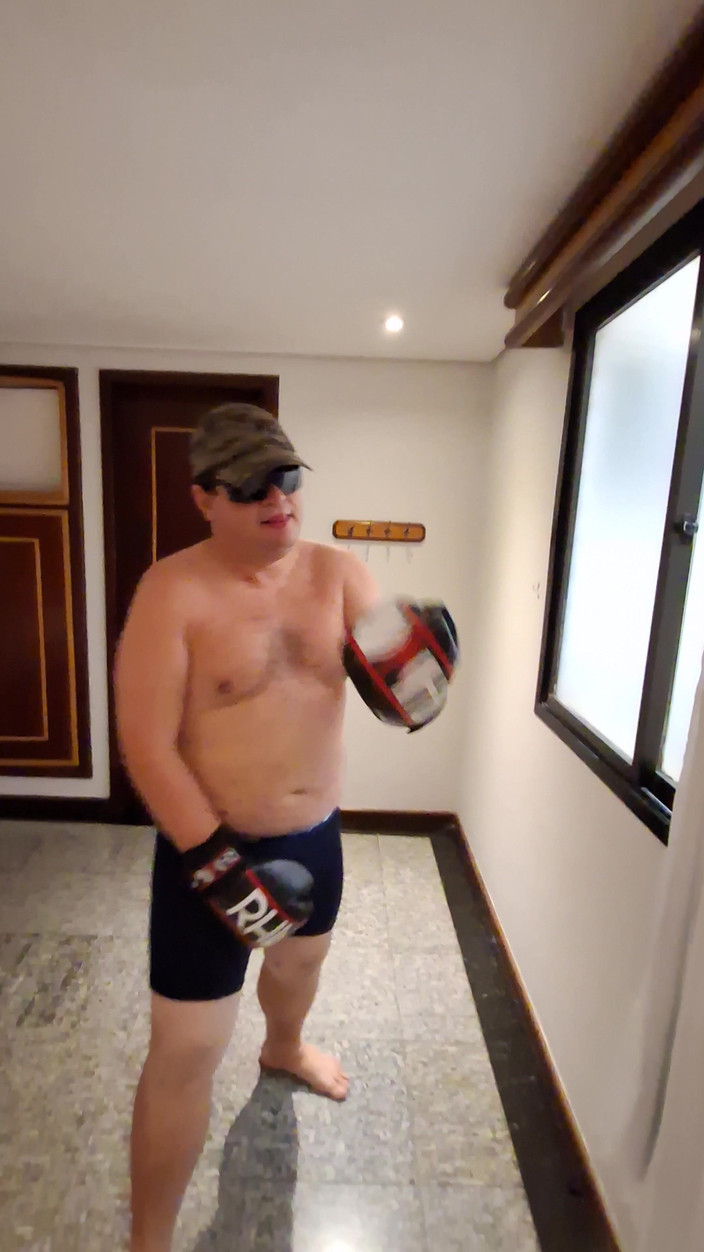 Combat and fetish: Em primeiro plano - urso boxeador vs você