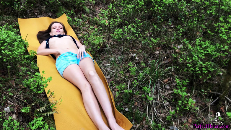 PerfectHelen: Schönes schätzchen blowjob und ficken im wald