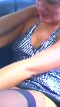 Peluda loira chupa pau e é dedada descontroladamente