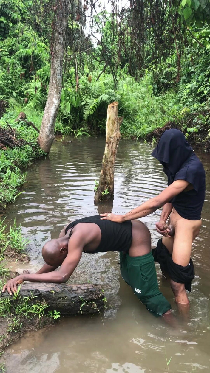 Sexylary: 숲속에서 덤불을 돌림차림으로 따먹히는 나이지리아 소년