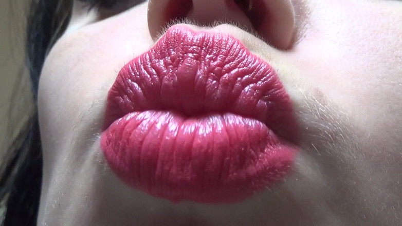 Goddess Misha Goldy: Zoenen en eend gezicht met grote roze lippen