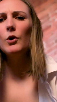Soție efeminată data Noaptea futai în cur cu vibratorul legat și lins de pizdă - Clara Dee CU VEDERE la persoana 1 cu sex virtual