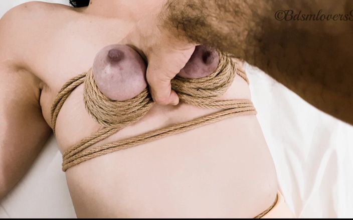Bdsmlovers91: Traitement de bondage des petits seins - version colorée