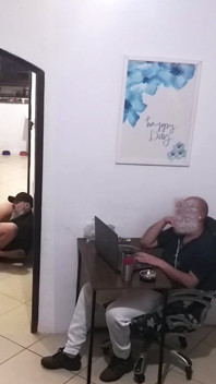 Skutečná manželka podvádí svého manžela, zatímco má sluchátka s doručovatelem.