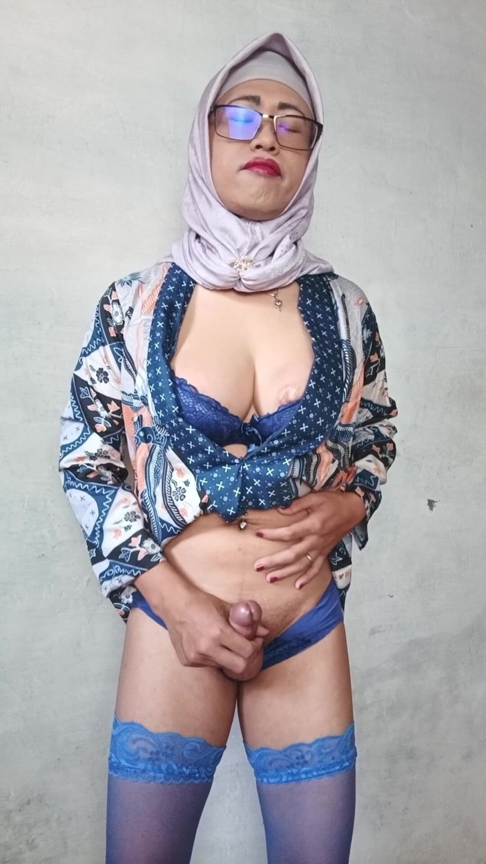 Mitha Zhe: Shemales bertudung dengan dildo batang besar melancap sehingga dia pancut