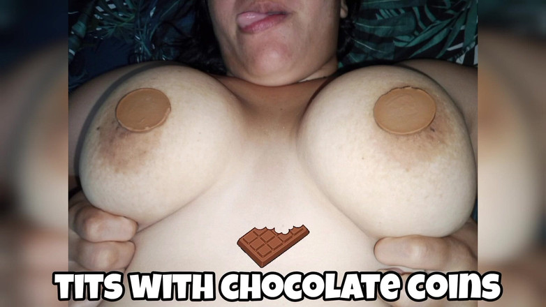 Kriztalyaram: 夫は私の天然の大きなおっぱいと勃起した乳首にさまざまなおやつを乗せて吸います