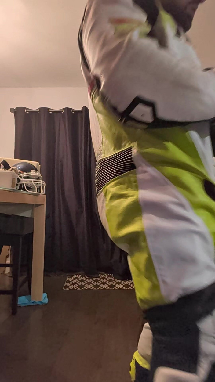 Bruiserwood: V kožených motogp oblecích po tělocvičně