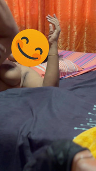 main bare stanpaan karaane vaale stanon ke saath chodne laayak mammi ko chodta aur khelta hoon