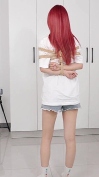 밧줄이 춤추는 소녀를 제압한다