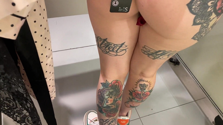 Barbietatoo1: Červené spodní prádlo v šatně pro zhýru